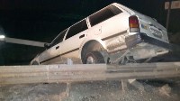 "Тойота" пробила ограждение моста в пригороде Южно-Сахалинска, Фото: 1