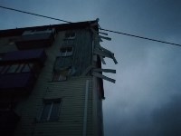 Порывы ветра сорвали часть фасада многоквартирного дома в Яблочном, Фото: 1
