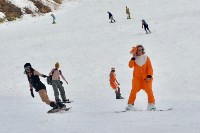 Полсотни сахалинцев разделись, чтобы спуститься на лыжах и сноубордах с «Горного воздуха», Фото: 30