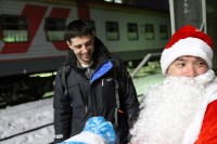 На железнодорожном вокзале Южно-Сахалинска пассажиров встречают и провожают Дед Мороз и Снегурочка , Фото: 14