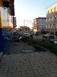 Toyota Camry врезалась в здание гастронома в Холмске, Фото: 1