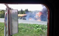В Макаровском районе горит бензовоз, Фото: 1