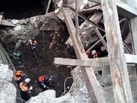 В Поронайске спасатели разбивают плиту, под которой находится погибший рабочий, Фото: 3