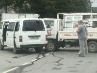 Женщина пострадала при столкновении грузовика и микроавтобуса в Южно-Сахалинске, Фото: 1