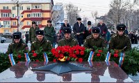 Сотни цветов возложили к мемориалу Славы в Южно-Сахалинске, Фото: 1