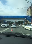Два автомобиля застряли под надземным переходом в Южно-Сахалинске, Фото: 7