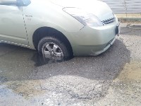 Два автомобиля провалились в яму полутораметровой глубины в Южно-Сахалинске, Фото: 2