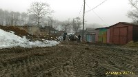Люди и машины тонут в грязи в Корсакове, Фото: 4