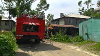 Горящий гараж потушили пожарные в Южно-Сахалинске, Фото: 5