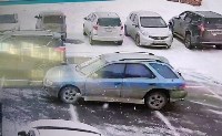 Неустановленный автомобиль врезался в Honda Airwave и скрылся с места ДТП в Южно-Сахалинске, Фото: 1