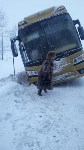 Междугородний автобус едва не опрокинулся в пригороде Южно-Сахалинска, Фото: 1