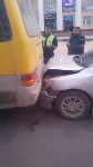 Легковой автомобиль врезался в маршрутку в Холмске, Фото: 1