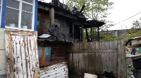 Крыша жилого барака сгорела в Корсакове, Фото: 5