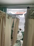 Снежная масса выбила окно в одном из кабинетов ЦРБ в Томари, Фото: 3