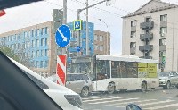 Автобус врезался в универсал на перекрёстке в Южном-Сахалинске, Фото: 1