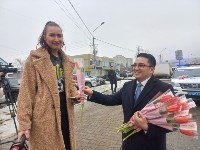 На Сахалине сотрудники ГИБДД порадовали автомобилисток цветами, Фото: 1