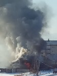 Дом на несколько семей горит в Поронайске, Фото: 5