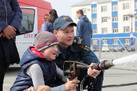 Посидеть в салоне пожарного автомобиля и пострелять водой из шланга смогли южносахалинцы, Фото: 8