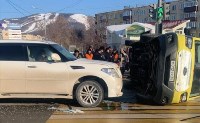 Внедорожник опрокинул реанимобиль в Южно-Сахалинске, Фото: 1