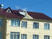 Ветер срывает куски кровли с крыш домов в Дальнем, Фото: 2
