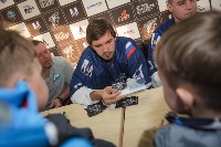 За автографами к хоккеистам «Сахалина» выстроилась очередь в 150 человек, Фото: 7