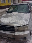 Ледяная глыба упала с крыши на автомобиль в Корсакове , Фото: 2