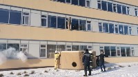 Больше 600 человек эвакуировали из средней школы в Долинске, Фото: 1
