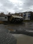 Грузовик "лег" на здание заброшенного кафе в Хомутово, Фото: 2