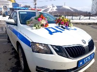 На Сахалине сотрудники ГИБДД порадовали автомобилисток цветами, Фото: 7