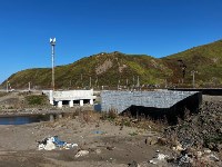 Бордюры устанавливают на мостах через реки Отселе и Ханкотан в Холмском районе, Фото: 6