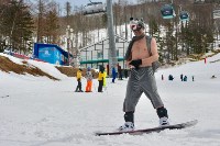 Полсотни сахалинцев разделись, чтобы спуститься на лыжах и сноубордах с «Горного воздуха», Фото: 62