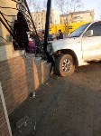 Внедорожник врезался в крыльцо магазина в Южно-Сахалинске, Фото: 3
