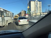 Микроавтобус и легковой автомобиль столкнулись на улице Комсомольской в Южно-Сахалинске, Фото: 1