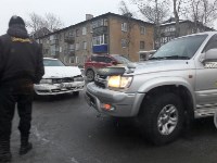 Легковой седан и внедорожник столкнулись в Южно-Сахалинске, Фото: 1