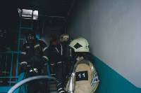 Появились новые кадры с места тушения пожара в многоэтажке в Южно-Сахалинске, Фото: 6