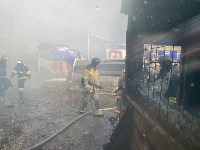 Два пожарных расчёта съехались к месту пожара в Южно-Сахалинске, Фото: 3