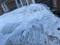 Ледяная глыба с крыши разбила козырёк крыльца дома в Луговом, Фото: 4