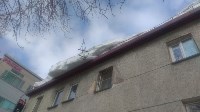 В центре Южно-Сахалинска дом огородили только после того, как крыши рухнули снежные глыбы, Фото: 1