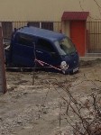 Автомобили вязнут и теряют бамперы на улице Комсомольской в Южно-Сахалинске, Фото: 2