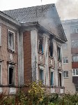 Пожар в расселенной двухэтажке тушат в Холмске, Фото: 2