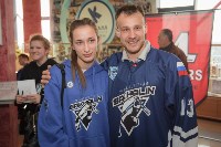 За автографами к хоккеистам «Сахалина» выстроилась очередь в 150 человек, Фото: 43