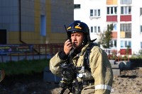 Десятки людей и пожарные собрались у дома культуры в Новоалександровске, Фото: 9