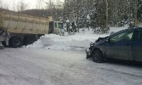 После аварии в Томаринском районе грузовик вытаскивали грейдером, Фото: 1