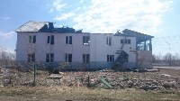 Двухэтажное здание бывшей шашлычной горит в Аниве, Фото: 1