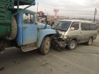 ЗИЛ и микроавтобус столкнулись в Южно-Сахалинске, Фото: 6