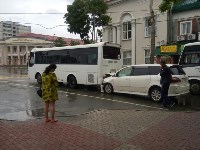 Toyota врезалась в междугородний автобус в Южно-Сахалинске, Фото: 2
