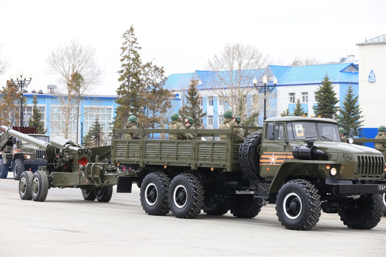 Военный парад на Сахалине собрал несколько тысяч зрителей - Новости Южно  Сахалинска – Фотогалерея, фото 10 - ASTV.ru