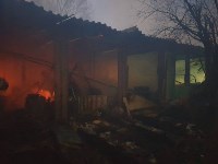 Взрослых и детей эвакуировали ночью из горящего дома в Южно-Сахалинске, Фото: 2