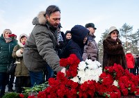 Сотни цветов возложили к мемориалу Славы в Южно-Сахалинске, Фото: 3
