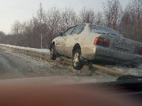 Легковушка заскочила на дорожный отбойник у Долинска, Фото: 2